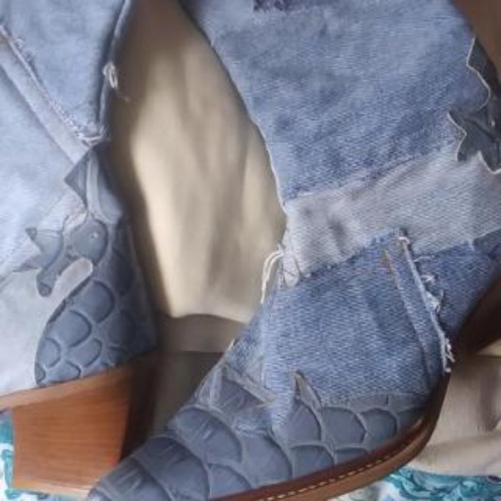 Vintage Italian women's jean boots. Size 39.size 9.Never worn. Zipper on side.
